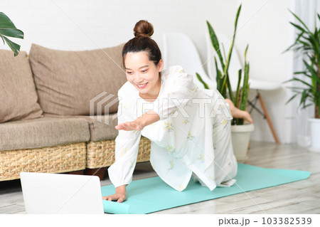 オンラインヨガのレッスンを受講する女性 103382539