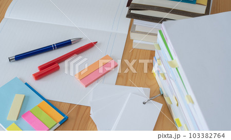 積まれた本とノート・勉強イメージ 103382764