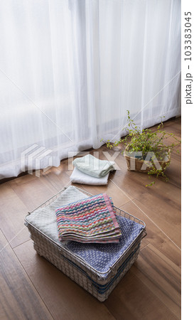 ワイヤーバスケットに入ったタオル｜洗濯物収納イメージ 103383045