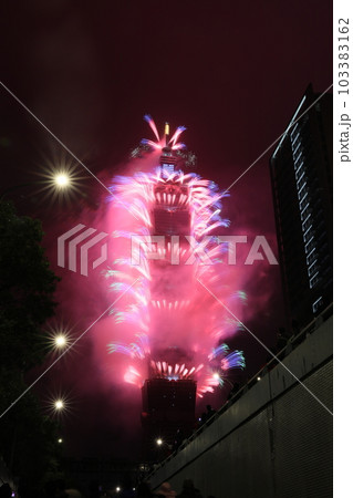 花火 キラキラ輝くもの 線香花火 103383162