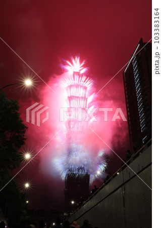 花火 キラキラ輝くもの 線香花火 103383164