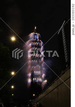 花火 キラキラ輝くもの 線香花火 103383192