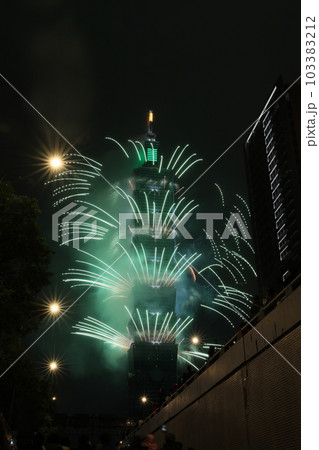 花火 キラキラ輝くもの 線香花火 103383212