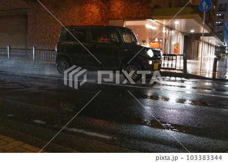 雨降る夜の街角 福岡県北九州市 雨降る夜の街角 福岡県北九州市 103383344