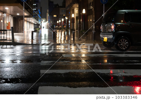 雨降る夜の街角 福岡県北九州市 雨降る夜の街角 福岡県北九州市 103383346