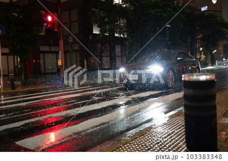 雨降る夜の街角 福岡県北九州市 雨降る夜の街角 福岡県北九州市 103383348