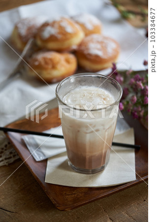 グラスに注いだアイスココア グラスに注いだアイスココア 103384677