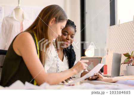 Marketing analysis accounting team meeting and working at company 103384685