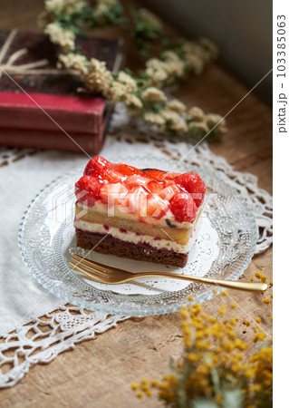 フランボアーズのケーキ 103385063