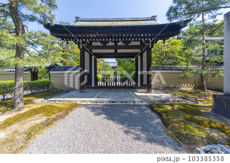 建仁寺　勅使門　新緑の季節（京都市東山区） 103385358