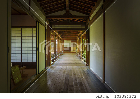建仁寺 回廊 新緑の季節(京都市東山区) 建仁寺 回廊 新緑の季節(京都市東山区) 103385372
