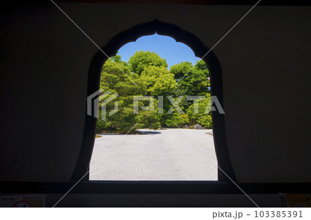 建仁寺本坊前庭　火灯窓からみる大雄苑　新緑の季節（京都市東山区） 103385391