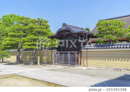 建仁寺　向唐門　新緑の季節（京都市東山区） 103385396