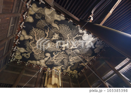 建仁寺の法堂に描かれたダイナミックな双龍図 103385398