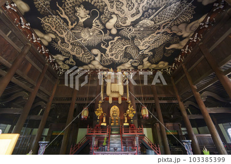 建仁寺の法堂に描かれたダイナミックな双龍図 建仁寺の法堂に描かれたダイナミックな双龍図 103385399
