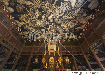 建仁寺の法堂に描かれたダイナミックな双龍図 103385400