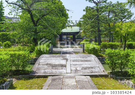 建仁寺 放生池 石橋 勅使門 --京都市東山区-- 建仁寺 放生池 石橋 勅使門 --京都市東山区-- 103385424