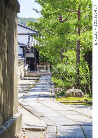 京都らしさを感じる霊洞院参道の石畳(京都市東山区) 京都らしさを感じる霊洞院参道の石畳(京都市東山区) 103385437
