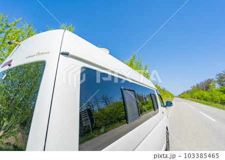 ハイエース キャンピングカー バンライフ 旅行 直線道路 ハイエース キャンピングカー バンライフ 旅行 直線道路 103385465