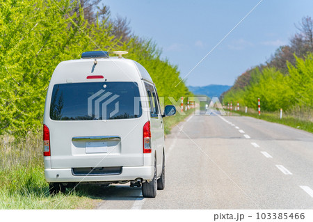 ハイエース　キャンピングカー　バンライフ　旅行　直線道路 103385466