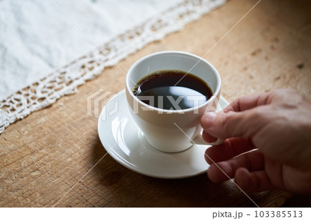 カップに注いだコーヒー 103385513
