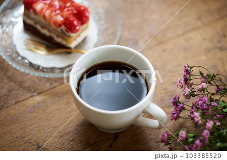 カップに注いだコーヒー カップに注いだコーヒー 103385520