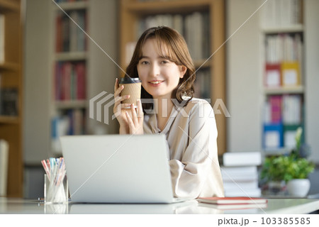オフィスで働く若い女性 オフィスで働く若い女性 103385585