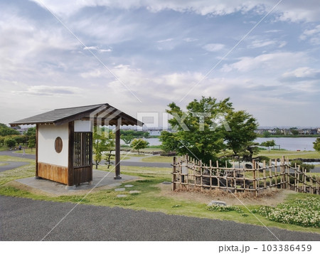 東屋と夕暮れの公園の風景 東屋と夕暮れの公園の風景 103386459