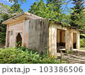 古びた小学校跡の風景 103386506