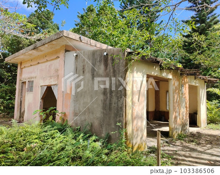 古びた小学校跡の風景 古びた小学校跡の風景 103386506