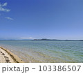 エメラルドグリーンの海と砂浜の風景 103386507