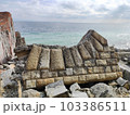 崩壊したトンネルと海岸の風景 103386511