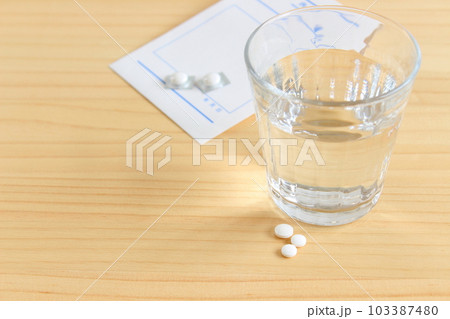 コップ　薬を飲む 　(錠剤　薬袋）［人物なし・コピースペース］ 103387480