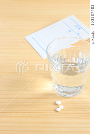 コップ　薬を飲む 　(錠剤　薬袋）［人物なし・コピースペース］ 103387483