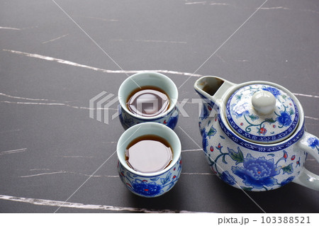 美味しいウーロン茶を淹れてひと休み 美味しいウーロン茶を淹れてひと休み 103388521