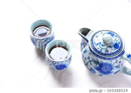 美味しいウーロン茶を淹れてひと休み 美味しいウーロン茶を淹れてひと休み 103388524