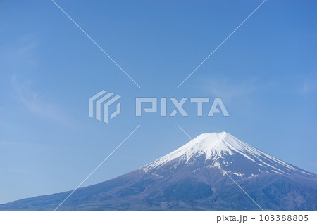 青空と雪の積もった富士山 103388805