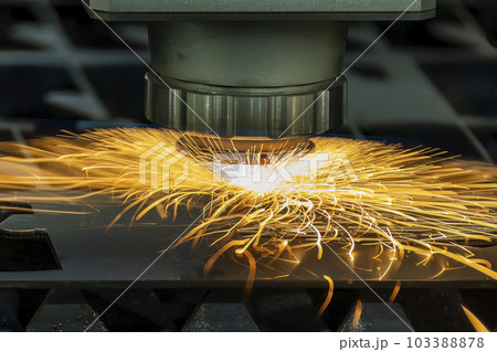 The fiber laser cutting machine cutting machine cut the metal plate. The fiber laser cutting machine cutting machine cut the metal plate. 103388878