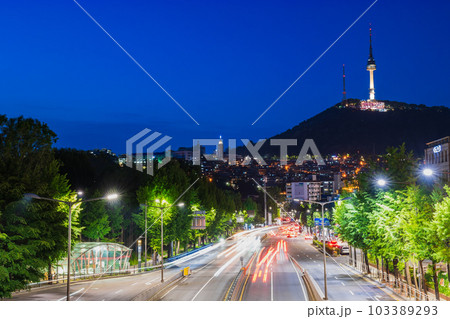 ソウル　ライトアップされたNソウルタワーと緑莎坪大路 103389293