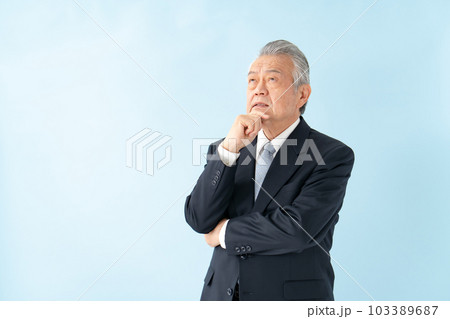 ビジネス　シニア男性　考える 103389687