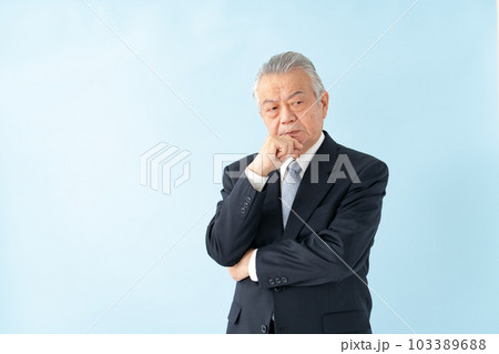 ビジネス　シニア男性　考える 103389688