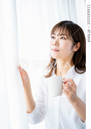 若い女性 リビング ライフスタイル コーヒー 若い女性 リビング ライフスタイル コーヒー 103389911