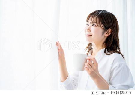若い女性 リビング ライフスタイル コーヒー 若い女性 リビング ライフスタイル コーヒー 103389915