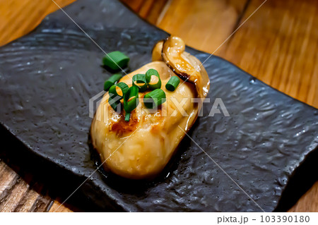 黒いお皿にプリプリした美味しそうな牡蠣が盛り付けられている 103390180