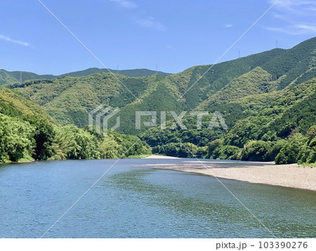 新緑と青空に彩られた四万十川〈勝間沈下橋上流/高知県〉 新緑と青空に彩られた四万十川〈勝間沈下橋上流/高知県〉 103390276