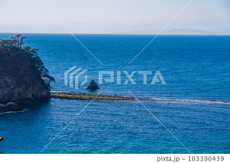 【静岡県西伊豆町】堂ヶ島の海岸 103390439