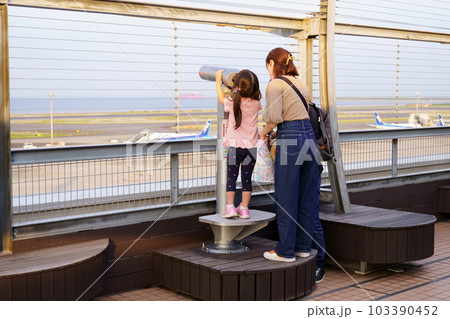 空港の展望台で双眼鏡を覗く女の子 103390452