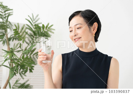 女性　ビューティー　水 103390837