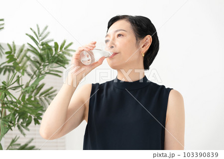 女性　ビューティー　水 103390839