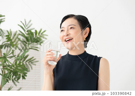 女性 ビューティー 水 女性 ビューティー 水 103390842